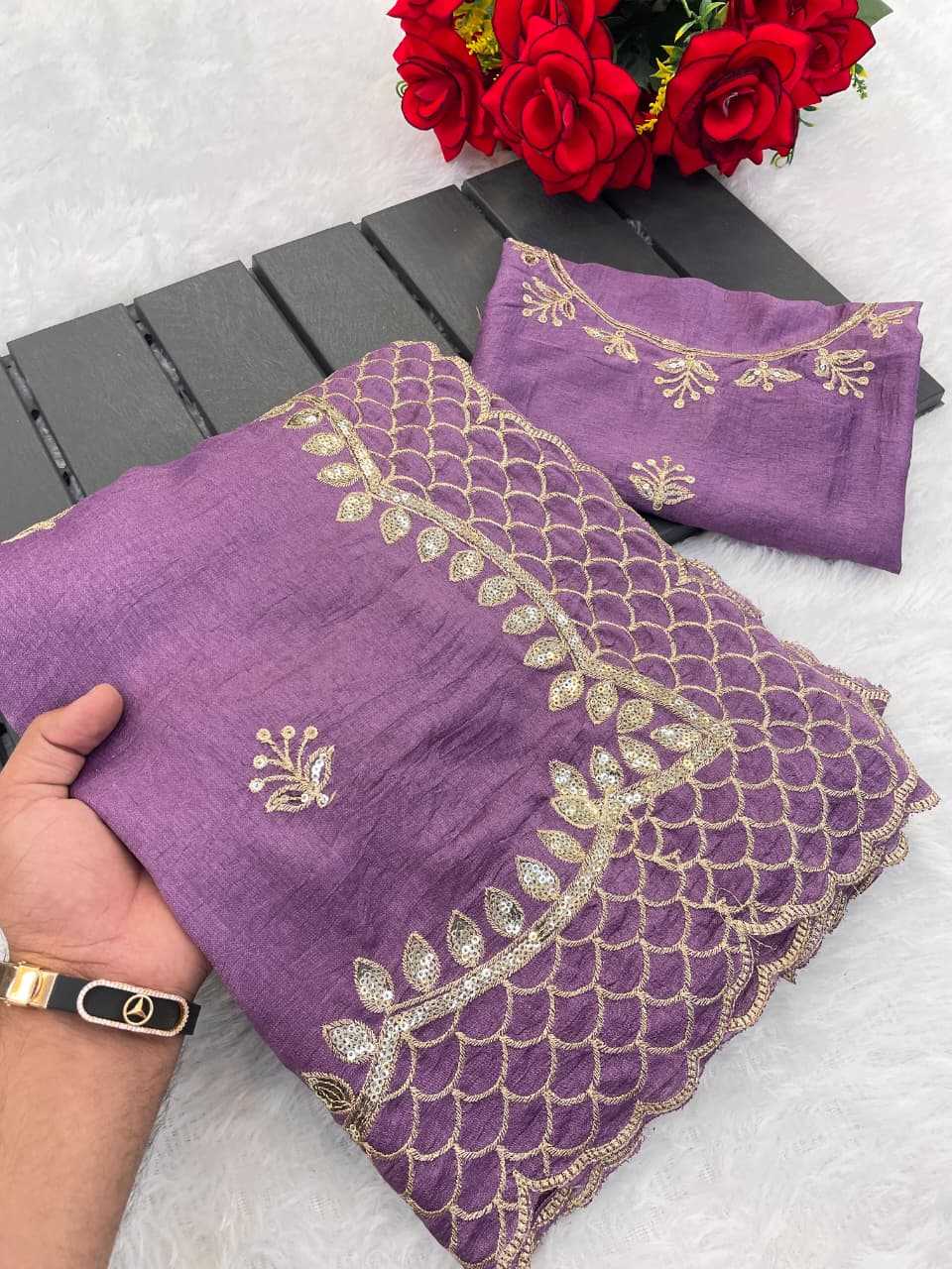 Calviarc Aabha Vichitra Silk Embroidered Saree with Sequin Thread Work