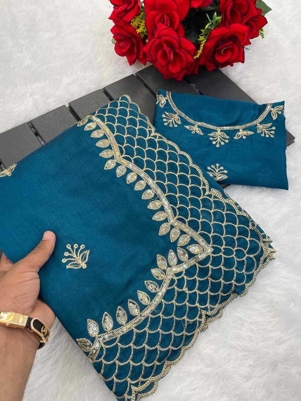 Calviarc Aabha Vichitra Silk Embroidered Saree with Sequin Thread Work