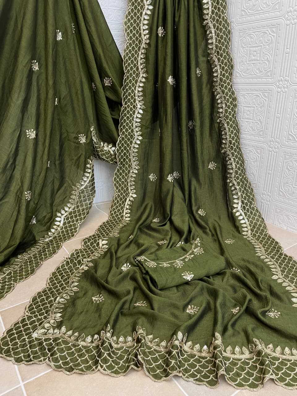 Calviarc Aabha Vichitra Silk Embroidered Saree with Sequin Thread Work